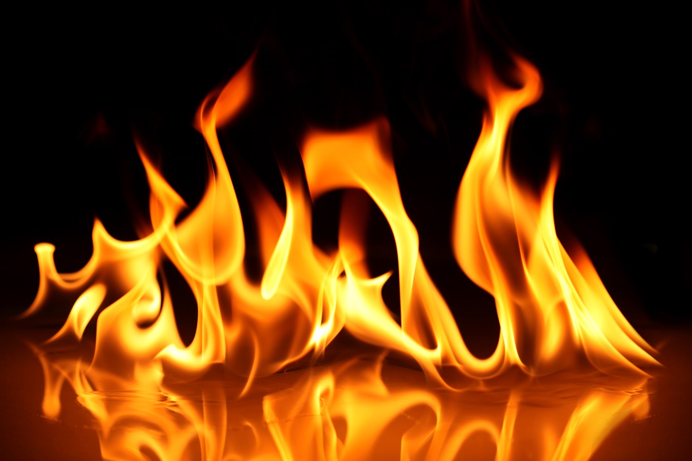 Un véhicule prend feu dans la cour du concessionnaire Avantage Ford