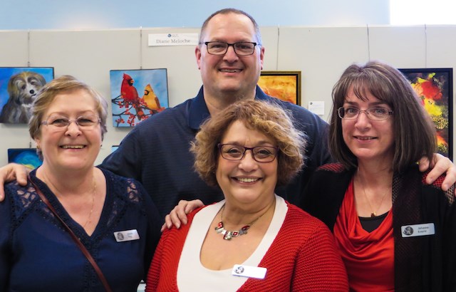 Les membres du conseil administratif du Mouvement d’Expression Artistique Libre : Richard Leroux, président, Johanne Kourie, vice-présidente, Francine St-Denis, trésorière et Odette Roy, secrétaire. Absente sur la photo, Ginette Desmeules, directrice.