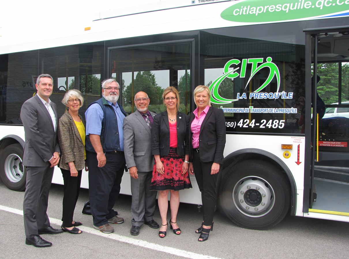De gauche à droite : Stéphane Tremblay, président du groupe Transbus, Heather Markgraf, agente de relations communautaires du bureau de Jamie Nicholls, Jim Miron, conseiller municipal de Pincourt et vice-président du conseil d’administration du CIT La Presqu’Île, Yvan Cardinal, maire de Pincourt, Manon Charest, directrice générale du CIT La Presqu’Île, et Marie-Claude Nichols, députée de Vaudreuil.