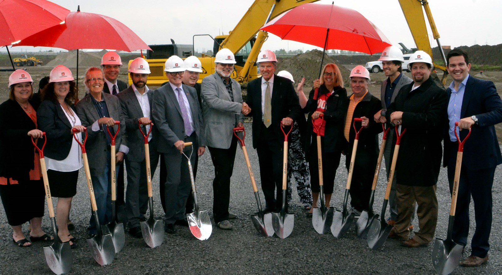 Première pelletée de terre du grand projet commercial Plaza Beauharnois