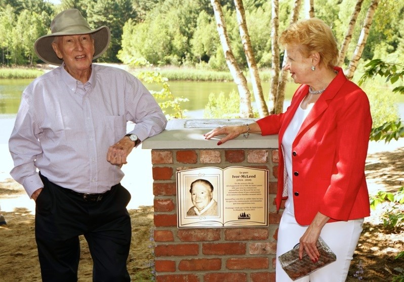 Une plaque et un parc en l’honneur d’Ivor McLeod, à Saint-Lazare