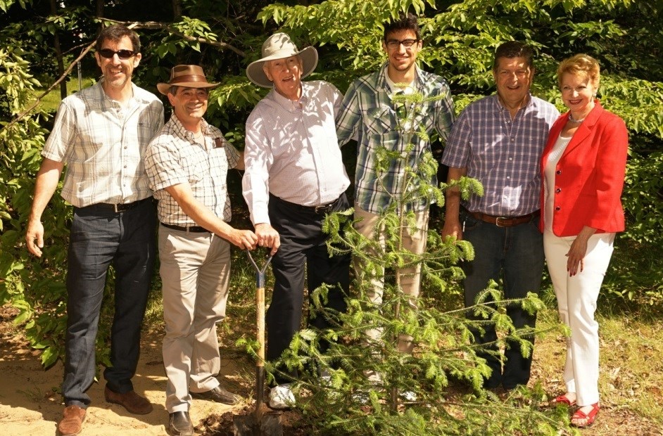 Symboliquement, le maire de Saint-Lazare, Robert Grimaudo, invite les citoyens à planter un arbre en l’honneur d’Ivor McLeod. 