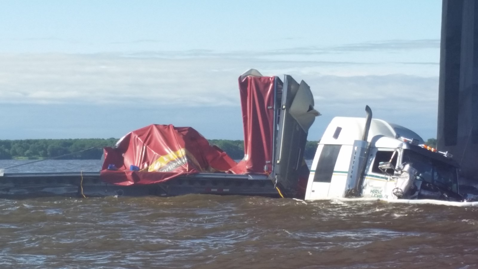 Dernière heure : Une semi-remorque tombe dans les eaux sous le pont de l’Île-aux-Tourtes