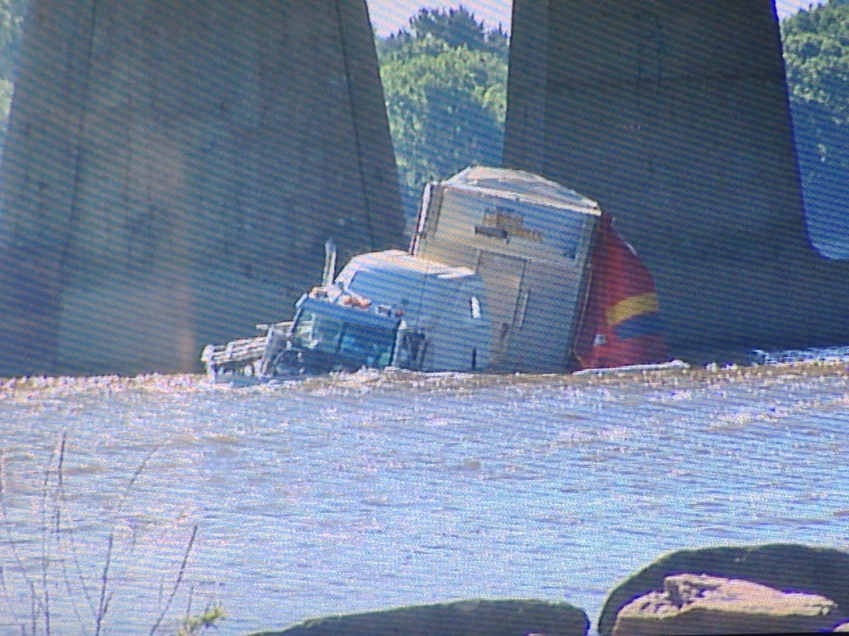 Le propriétaire de la compagnie de camions s’est rendu sur les lieux avec son bateau