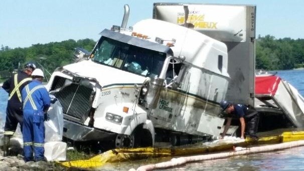 Le camion semi-remorque sort tranquillement de l’eau
