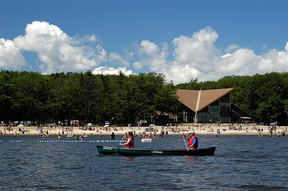 La plage du parc national d'Oka attire annuellement des centaines de milliers de personnes.