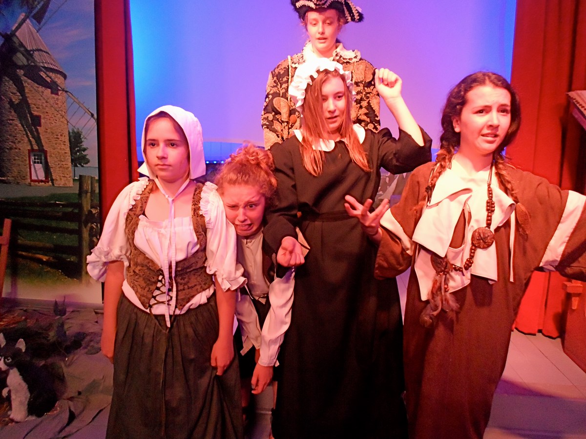 Humour, fraîcheur et histoire : le théâtre de la «Chapelle hantée» révèle des jeunes comédiennes