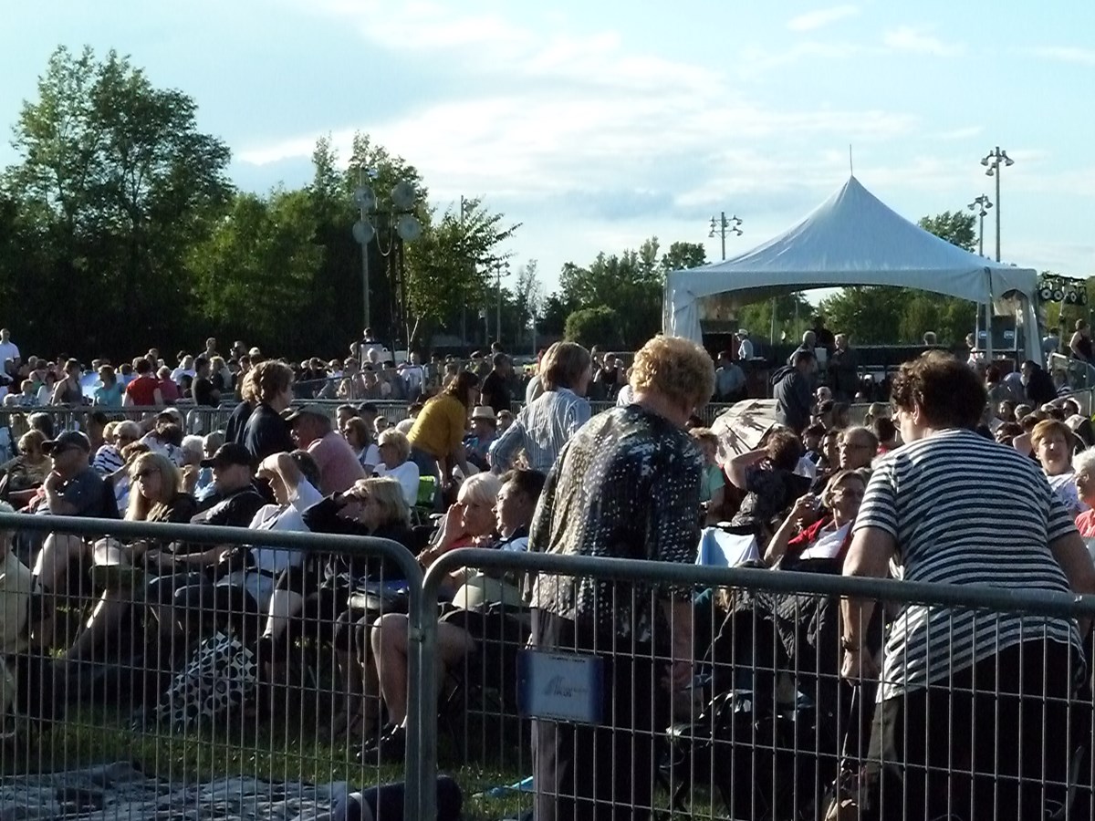 La foule présente était captive et bien installée dans leurs chaises avec parfois des couvertures pour les préserver de la brise fraîche.