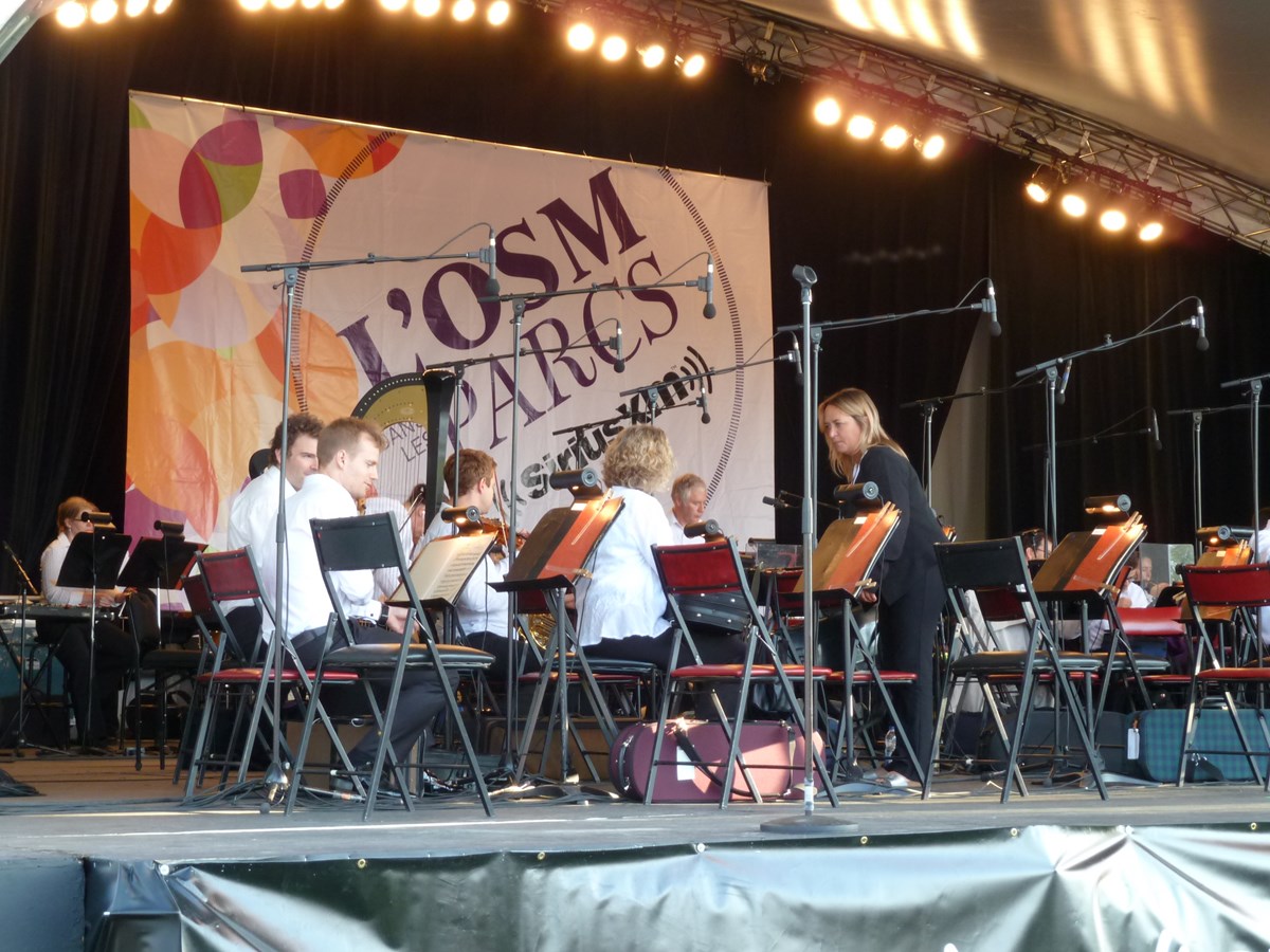 Les gens qui s’étaient empressés pour obtenir la meilleure place pouvaient voir les derniers préparatifs et l’arrivée des musiciens.