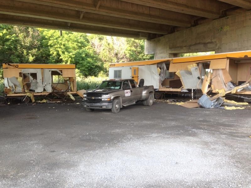 Trois remorques défoncées sous le pont de l’Île-aux-Tourtes