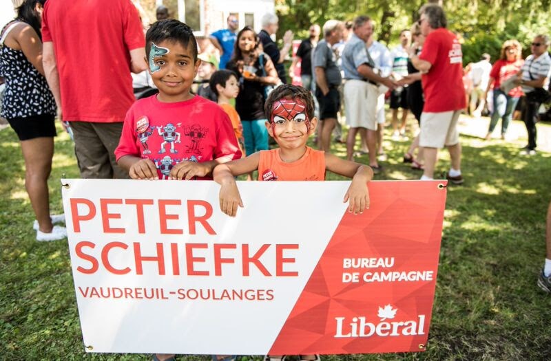Le candidat libéral Peter Schiefke et son équipe ouvrent officiellement leurs bureaux de campagne