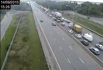 Accident sur le pont de l'Île-aux-Tourtes, un poids lourd en feu.