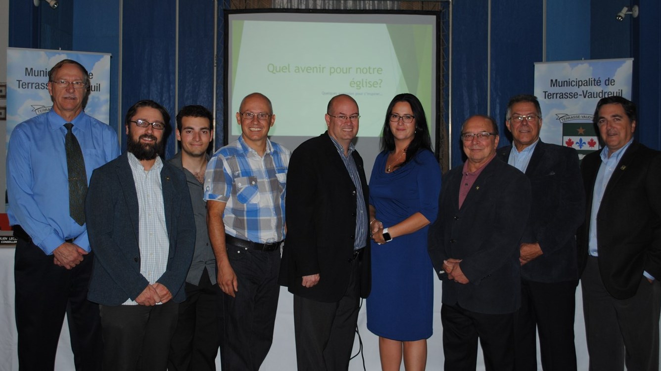 De gauche à droite sur la photo : Ron Kelley, directeur général, Julien Leclerc, conseiller, David Beauregard-Paquin, conseiller, Yves de Repentigny, conseiller, Michel Bourdeau, maire, Marie-Pierre D’Anjou, animatrice, Roger D’Antonio, conseiller, Jean-Pierre Brazeau, conseiller et Guy Jodoin, conseiller.