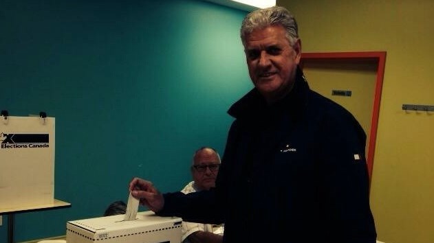 Robert Sauvé au bureau de vote