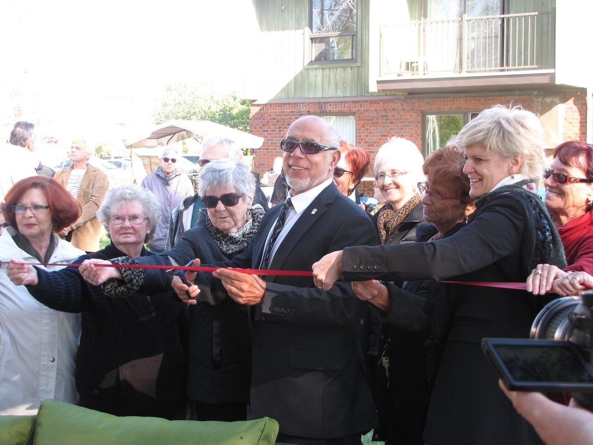 Coupure officielle du ruban avec le maire de Pincourt, Yvan Cardinal et des résidents de l'Office municipal d’habitation (OMH).