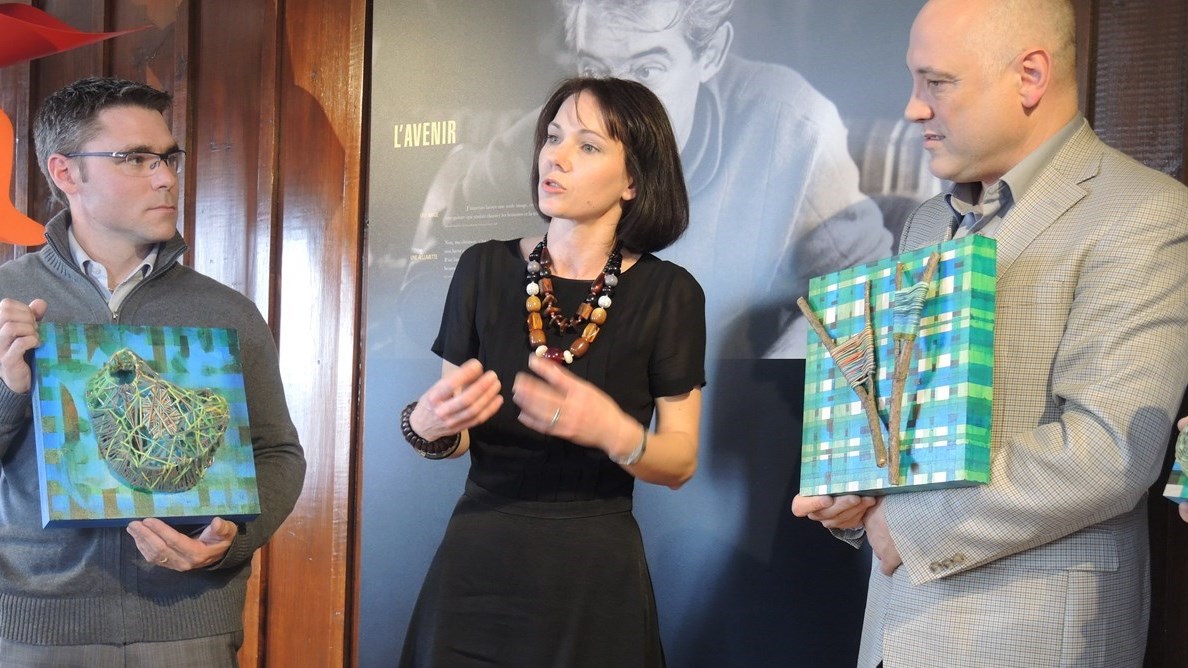 L’artiste Tina Struthers avait présenté différentes maquettes du projet lors d'une annonce au printemps à la maison Félix-Leclerc. Elle est ici avec Dominique Pilon (à gauche sur la photo), directeur des programmes jeunesse et des activités de santé publique du CISSS de la Montérégie-Ouest et le directeur des loisirs et de la culture de Vaudreuil-Dorion, Michel Vallée.