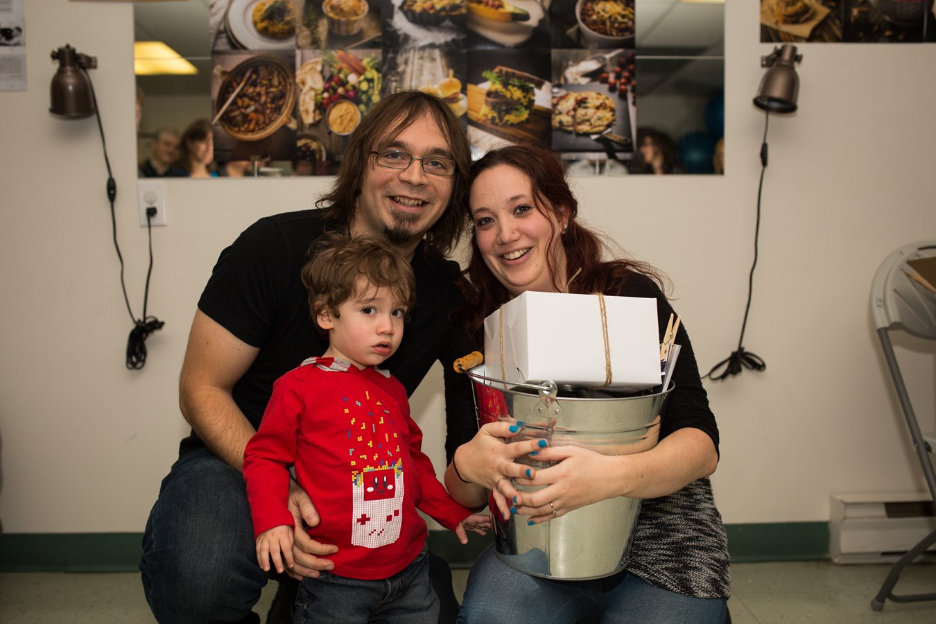 Gagnants du concours de recettes familiales, Caroline Mercier et Jean François Côté, ont reçu un panier cadeau ainsi qu’une carte de membre au Centre Prénatal et Jeunes Familles.