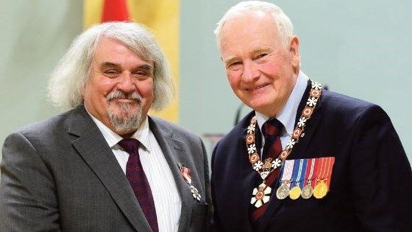 Le producteur et réalisateur documentaire Daniel Bertolino (à gauche) lors de la cérémonie à Ottawa.