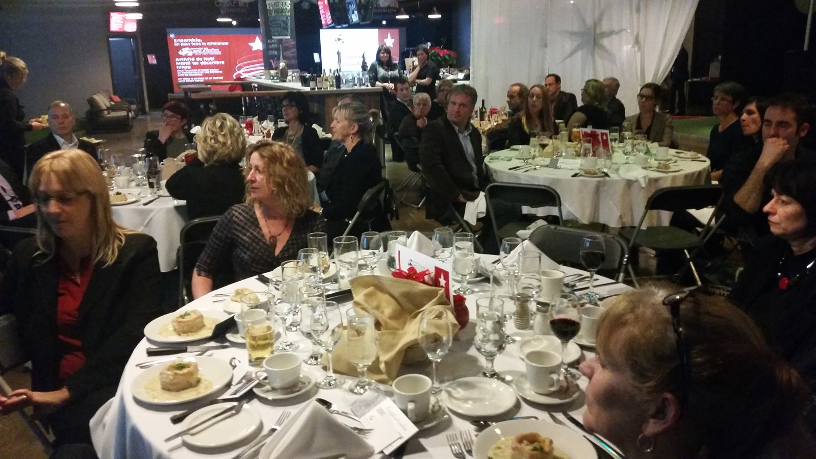 Une soixantaine de personnes du milieu des affaires se sont présentées à cette rencontre, où souper quatre services, animation, musique et encan étaient au programme.