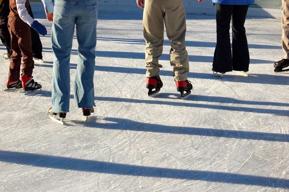 Le temps froid tarde, les patinoires extérieures doivent attendre