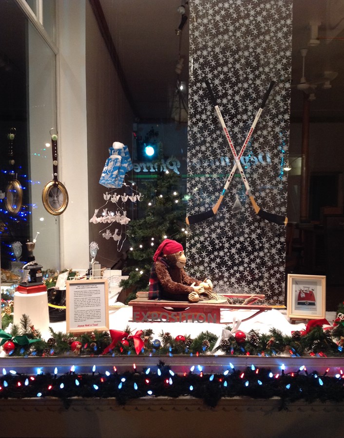 « L’envers du décor » dans les vitrines de Noël de la Galerie le 1040