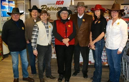 Sur cette photo  Robert Grimaudo, maire de Saint-Lazare, Michek Poirier, président d’honneur du festival Saint-Lazare au Galop, Pamela Tremblay, ambassadrice du festival, entourés des membres du conseil de la Ville de Saint-Lazare.
