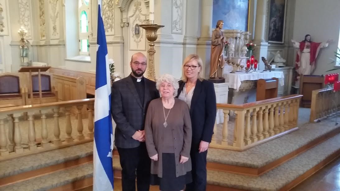 De gauche à droite: Nicola Di Marzo, curé de la paroisse de Sainte-Jeanne-de-Chantal; Lise Chartier, de la Fondation du Patrimoine Ste-Jeanne-de-Chantal ainsi que Marie-Claude Nichols, députée de Vaudreuil.