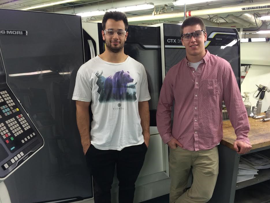 Deux étudiants en Techniques de génie mécanique du Collège de Valleyfield à des olympiades