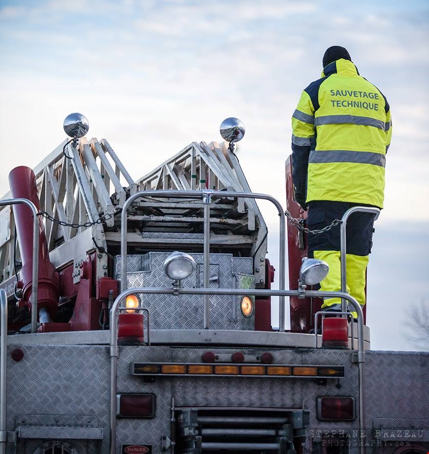 Une formation d’opérateur de véhicule d’élévation pour des pompiers de Rigaud