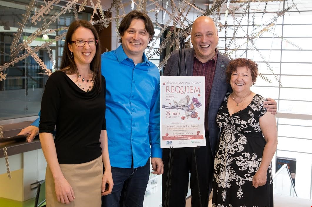 Isabelle Lafrenière, vice-présidente et choriste au CCVS, Jean-Pascal Hamelin, directeur musical du CCVS, Michel Vallée, directeur du service des loisirs et de la culture de la Ville de Vaudreuil-Dorion, et Monique Gendron, présidente et choriste au CCVS.