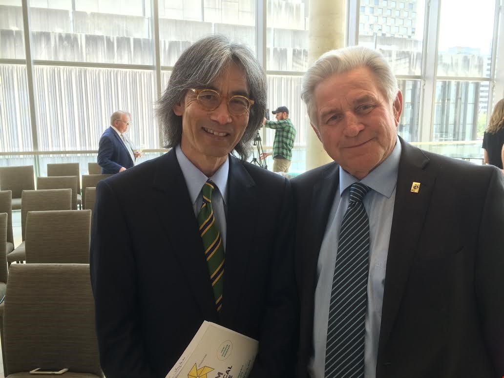 Le chef d'orchestre Kent Nagano en compagnie du maire de Rigaud, M. Hans Gruenwald Jr.