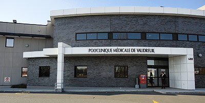 La pharmacie est située à à l'intérieur de la Polyclinique de Vaudreuil-Dorion.