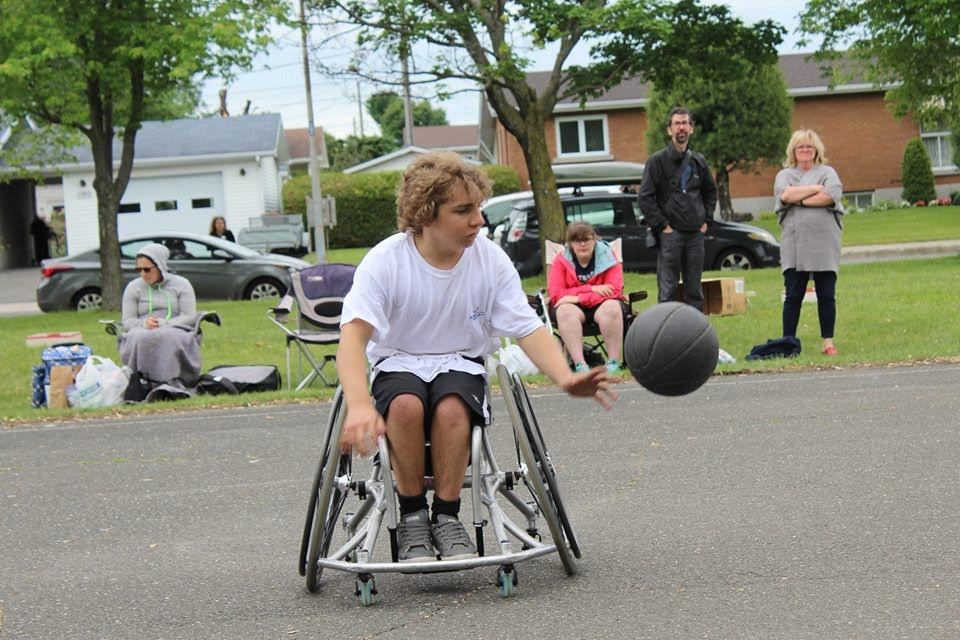 Colin Lalonde participera à une course à obstacles avec son fauteuil roulant