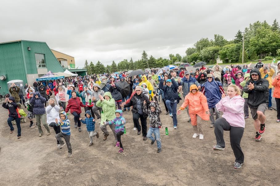 700 marcheurs ont bravé le temps froid lors des marches « Je bouge avec mon doc! » de juin dernier