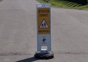 Des bannières amovibles à ne pas toucher à Rigaud