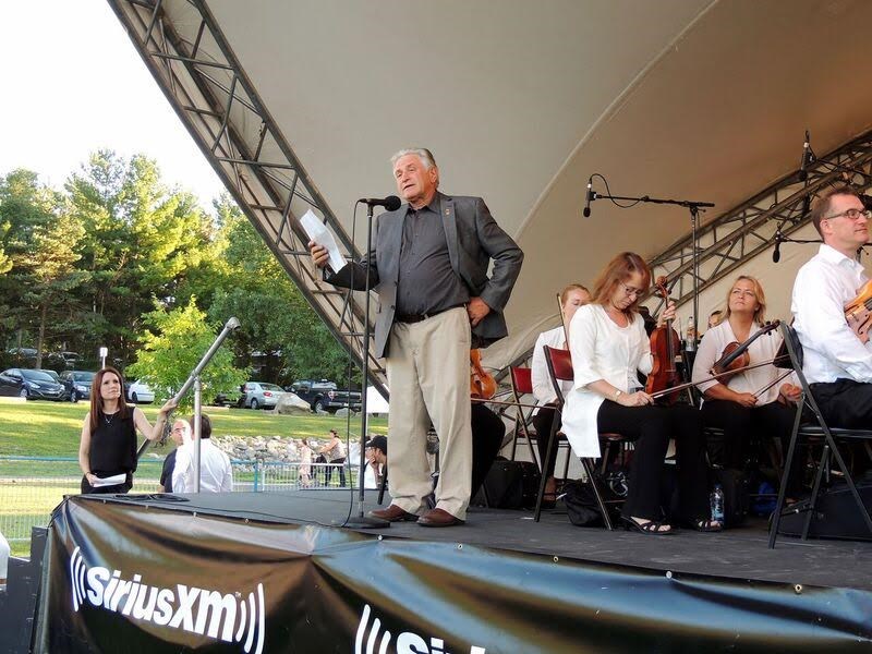 Le maire Hans Gruenwald Jr s'adresse au public avant le concert.