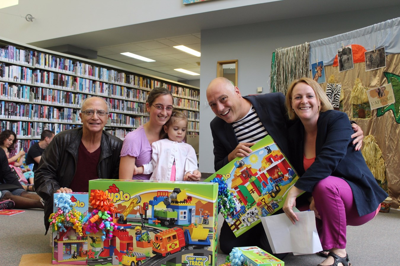 La jeune Kyla Internoscia, accompagnée de sa maman et du conseiller municipal Rénald Gabriele, du directeur du Service des loisirs et de la culture, Michel Vallée, et de la chef de division - Bibliothèque, Annick Lemay.