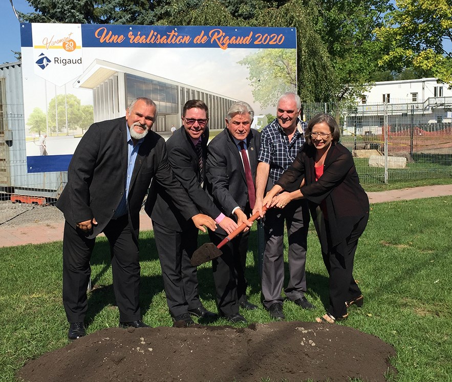 Le maire de Rigaud, monsieur Hans Gruenwald Jr., entouré des conseillers municipaux Archie Martin, Danny Lalonde, André Boucher et Édith de Haerne.