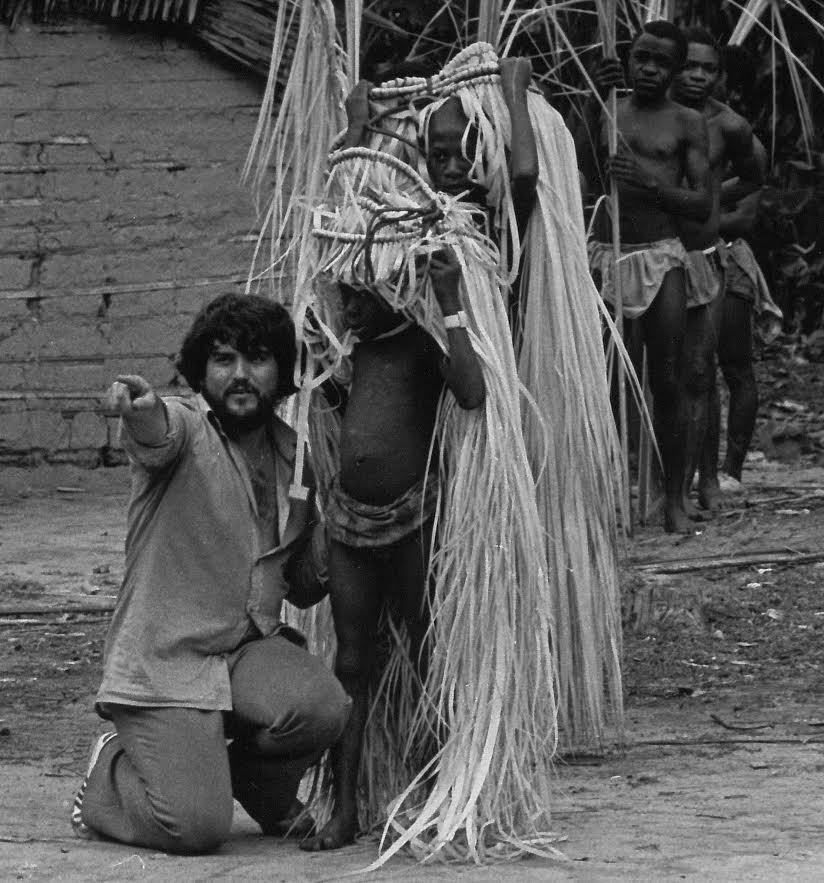 Daniel Bertolino, chez les Pygmées Baka, 2 ans après son expédition de 1970 en Papouasie.
