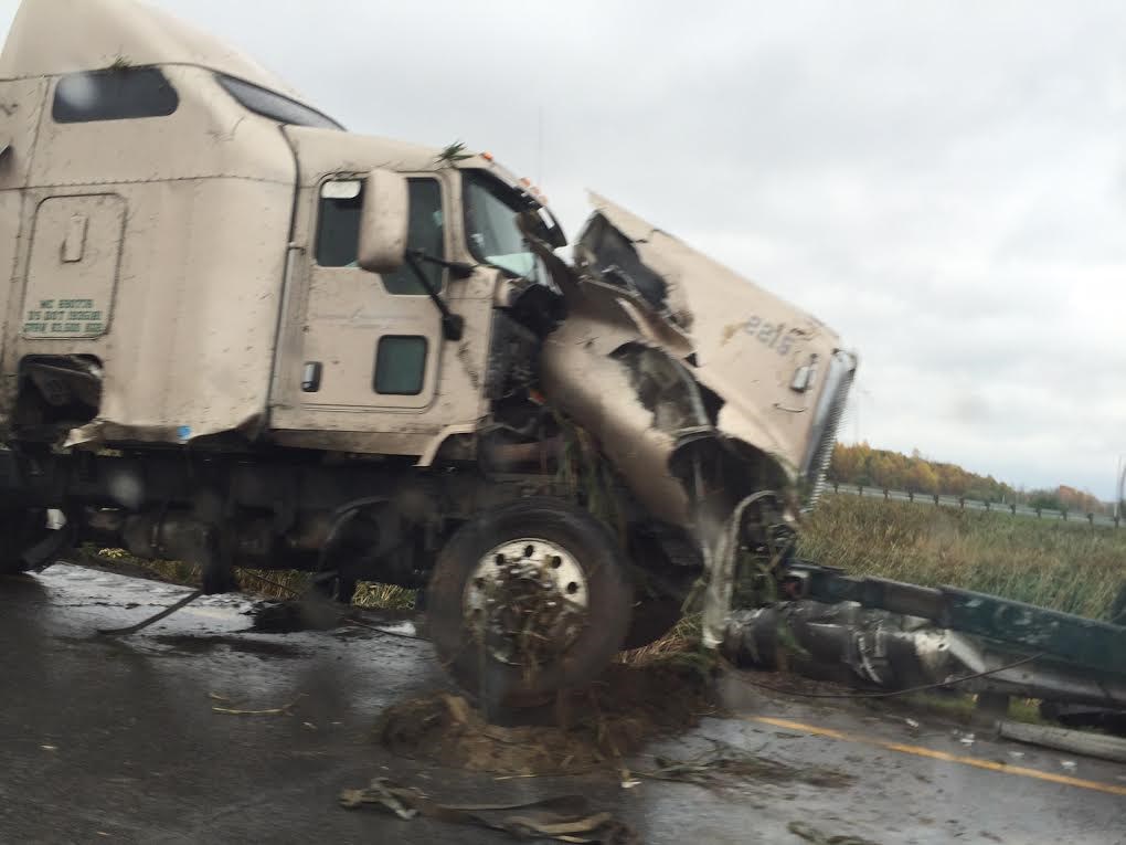 Un camion semi-remorque fait une sortie de route à Vaudreuil-Dorion