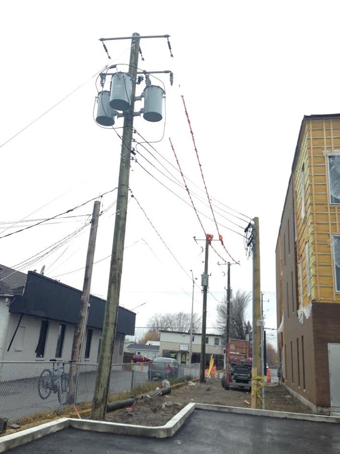 Hydro-Québec a refusé de déplacer certains de ses poteaux.