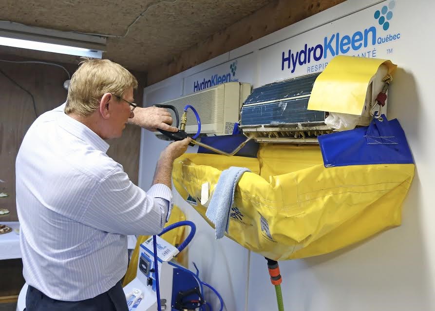M. John Sauders, inventeur de la technologie et fondateur de HydroKleen global Australia lors du lancement de l'entreprise.