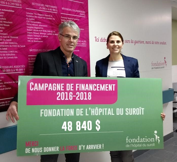Le docteur Ghislain Fortier, anesthésiste à l'Hôpital du Suroît et Kathleen Favreau-O'Brien, directrice générale de la Fondation de l'Hôpital du Suroît, lors de la remise du don.