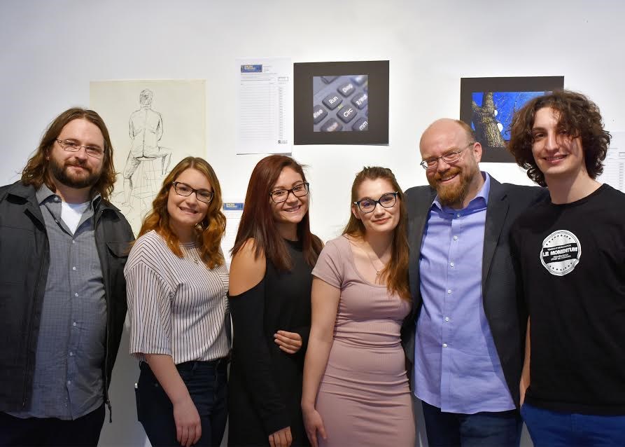 Érick Cyr, enseignant en Arts visuels, Élodie Bruel-Joncas (Sainte-Clotilde-de-Châteauguay), Megan Dare (Ville Saint-Laurent), Marie-Claudelle Leblanc (Valleyfield), Frédéric Desjardins, coordonnateur et enseignant du programme Arts visuels au Collège de Valleyfield, et Charlie Loup Turcot (Saint-Anicet).