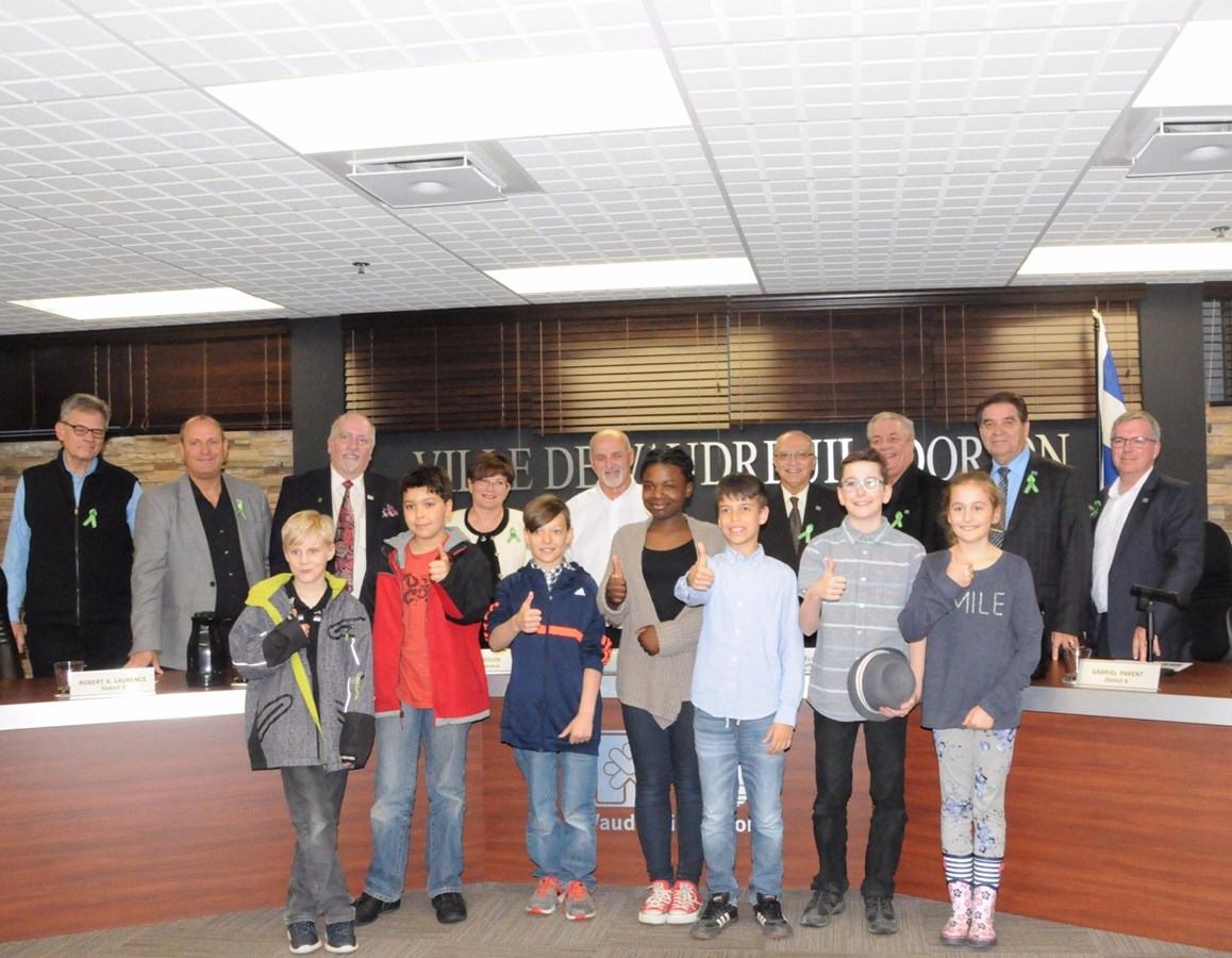 Sept jeunes de la Ville, forment un mini-conseil municipal