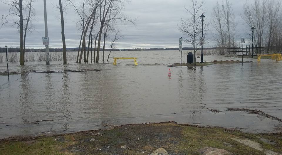 «Le gouvernement est aux côtés des citoyens touchés par ces inondations qui s'annoncent historiques.»-Martin Coiteux,