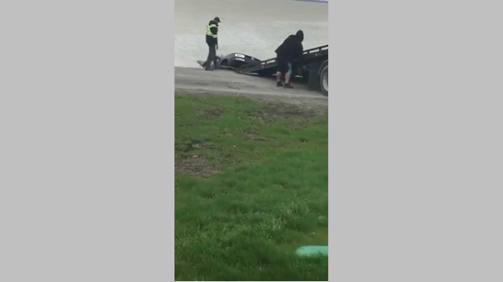 EXCLUSIF:  La voiture tombée dans le lac des Deux-Montagnes a été repêchée.