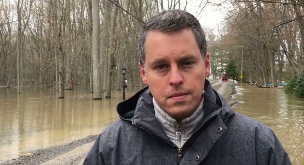 Peter Schiefke se rend à l'Île-Cadieux.