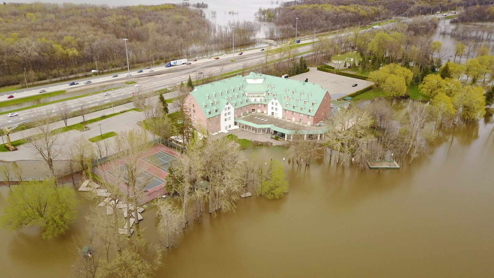 ERRATUM: Le Château Vaudreuil est bel et bien fermé