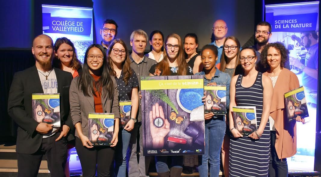 Tous les membres du comité de la revue scientifique (étudiants et enseignants) accompagnés de Mireille Théorêt, directrice de la Fondation du Collège de Valleyfield.